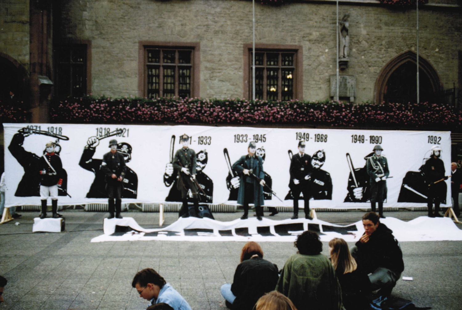 AgitProp-Aktion auf dem Marktplatz in Göttingen, 2. Oktober 1992.